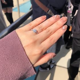 【ラザール ダイヤモンド(LAZARE DIAMOND)の口コミ】 ダイヤモンドが、見えるところに敷き詰められているデザインで、他のブラ…