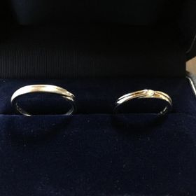 【銀座ダイヤモンドシライシの口コミ】  シンプルだけど、シンプルすぎない繊細なデザイン。
 最初は無地のザ・シ…