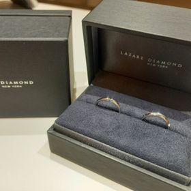 【ラザール ダイヤモンド(LAZARE DIAMOND)の口コミ】 ウェーブがかかっている婚約指輪を選んだので、それに合わせる同じくウェ…