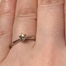 【ケイウノ ブライダル(K.UNO BRIDAL)の口コミ】 シンプルかつ洗練されたデザインです。ルースを選びセミオーダーする形式…