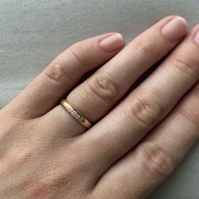 【ラザール ダイヤモンド(LAZARE DIAMOND)の口コミ】 中心に細いラインが入っているデザインです。
わたしはゴールド、夫はプラ…