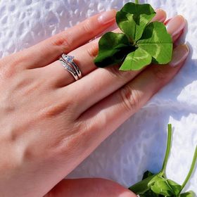 【アイプリモ(I-PRIMO)の口コミ】 婚約指輪はエレガントな雰囲気で曲線のデザイン。結婚指輪もそれと同じよ…