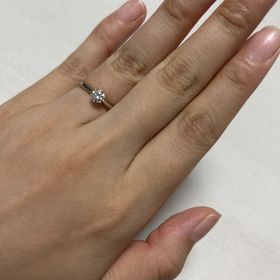 【ENUOVE(イノーヴェ)の口コミ】 シンプルでThe婚約指輪という感じで良いです。ダイヤモンドがとてもキラキ…