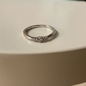 【ヴァンドーム青山(VENDOME AOYAMA)の口コミ】 シンプルなデザインで指輪自体が細いので重ね付けがしやすいです。ダイヤ…