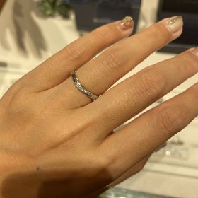 【銀座ダイヤモンドシライシの口コミ】 エクセルコのリングで迷い来店。リングの右側にダイヤが入っていて自分か…