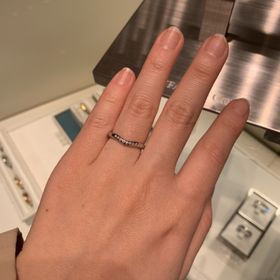 【ティファニー(Tiffany & Co.)の口コミ】 ブイになっていることで、ゆびが綺麗に見えスッキリとする点がいいなと思…