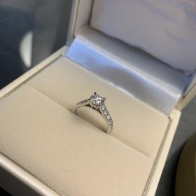 【宝寿堂(ほうじゅどう)の口コミ】 大きなセンターダイヤと、豪華なメレダイヤがお気に入りポイントです。結…