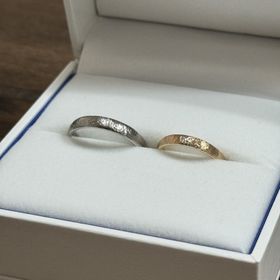 【FISCHER(フィッシャー)の口コミ】 【指輪のデザイン】夫婦共に同じデザインで、傷が目立たなさそうな凹凸の…