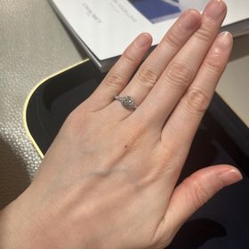 【ショーメ(CHAUMET)の口コミ】 センターストーンを抱きかかえる繊細な結び目が特徴的なデザインでした。…