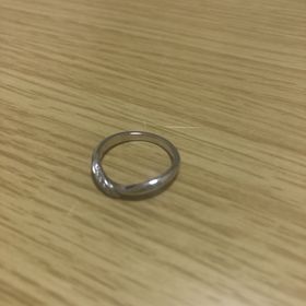 【俄(にわか)の口コミ】 和をモチーフにした指輪で、ニワカの中では比較的指輪の幅が太く、指に映…