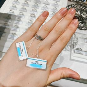 【銀座ダイヤモンドシライシの口コミ】 指輪の形の種類は、主にストレートタイプ、ウェーブタイプ、V字があります…