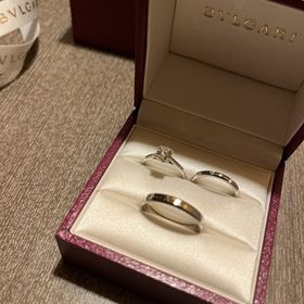 【ブルガリ(BVLGARI)の口コミ】 新婦用は華奢でまっすぐなアームデザインにダイヤがついていて洗練された…