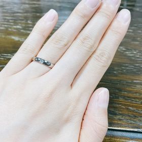 【TANZO.(鍛造指輪)の口コミ】 素材や色、内側の石等色々と選べました。私はシンプルにダイヤを1粒入れま…