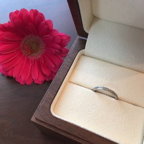 【Ponte Vecchio(ポンテヴェキオ)の口コミ】 婚約指輪指輪がシンプルなデザインだった為、重ねてつけた時に結婚指輪で…