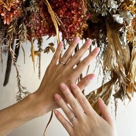 【LOVE NOTESの口コミ】 この指輪はひねりが加えてあるデザインで、両サイドに小さなダイヤモンド…