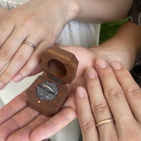 【鎌倉彫金工房の口コミ】 素材は結婚指輪、婚約指輪ともにK18ピンクゴールドにしました。結婚指輪は…