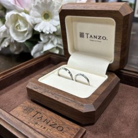 【TANZO.(鍛造指輪)の口コミ】 デザイン、耐久性等、素晴らしい指輪です。
さまざまな店舗を回らせていた…