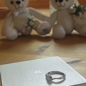 【4℃ BRIDAL(ヨンドシーブライダル)の口コミ】 飽きのこないシンプルなデザインがダイヤモンドを引き立てます。指輪の内…