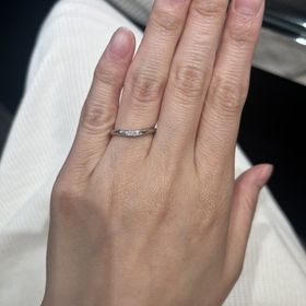 【ラザール ダイヤモンド(LAZARE DIAMOND)の口コミ】 ダイヤがとてもきれいに見える。薬指の水かきの部分が左右で高さが違うの…