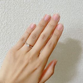 【銀座ダイヤモンドシライシの口コミ】 来店前はサイドにも石が付いている指輪で考えていたのですが、実際につけ…