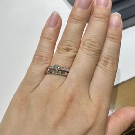 【ラザール ダイヤモンド(LAZARE DIAMOND)の口コミ】 リングの内側が丸みを帯びていて着用したときに違和感がないです。外すと…