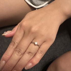 【銀座ダイヤモンドシライシの口コミ】 指輪のカーブしている所が可愛い。シンプルなデザインを渡したいと決めて…