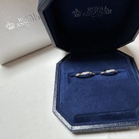 【ROYAL ASSCHER(ロイヤル・アッシャー)の口コミ】 ダイヤがななめに入るデザインでシンプルですが、上品な綺麗さ、可愛らし…