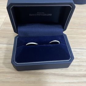 【銀座ダイヤモンドシライシの口コミ】 華奢なデザインが気に入りこちらに決めました。さりげないのですがつける…