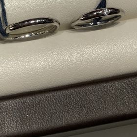 【ROYAL ASSCHER(ロイヤル・アッシャー)の口コミ】 デザインはシンプルなものを選びました。男性の指輪は大きなダイヤが真ん…