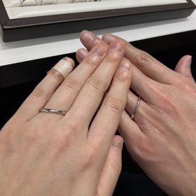 【俄(にわか)の口コミ】 デザインはシンプルで細く、少しカーブしていて私たちの細い指にはピッタ…