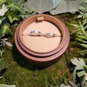 【COLANY(コラニー)の口コミ】 3つ埋め込まれているダイヤが段階的にサイズが異なり、色を自分でカスタマ…