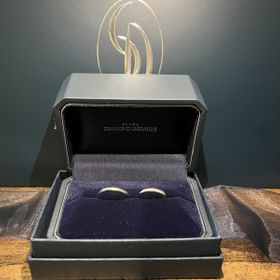 【銀座ダイヤモンドシライシの口コミ】 シンプルで、飽きのこないデザインだと思います。男性の物は少しマット加…