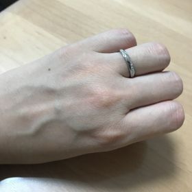 【ラザール ダイヤモンド(LAZARE DIAMOND)の口コミ】 女性用はダイヤモンドが真ん中ではなく、横に入っていて着用時にどこから…