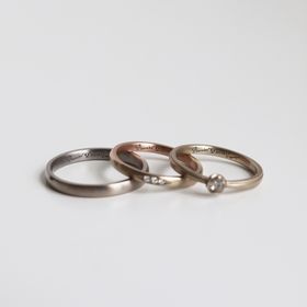 【mina.jewelry(ミナジュエリー)の口コミ】 デザイン、形、カラー、刻印、すべて自分たちで選択して作成したことが本…