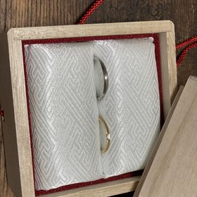 【TOMOE(トモエ)の口コミ】 女性がイエローベースで指が短めのタイプのため、プラチナやダイヤが目立…