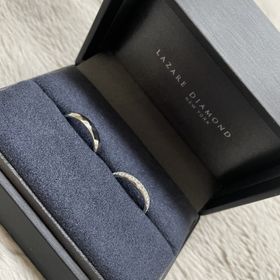 【ラザール ダイヤモンド(LAZARE DIAMOND)の口コミ】 ハーフエタニティで真ん中に少し大きめのダイヤモンドがついているアプロ…