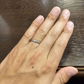 【TANZO.(鍛造指輪)の口コミ】 新婦のデザインにリンクするように槌目加工と入れてデザインしてもらいま…