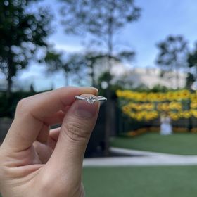 【ラザール ダイヤモンド(LAZARE DIAMOND)の口コミ】 特に外の光を浴びるとダイヤがキラキラに光ってとても良い気持ちになる。…