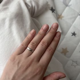 【YUKIZAKI BRIDAL(ユキザキブライダル)の口コミ】 デザインが特に気に入っています。くすみもあり、光に当たれば輝いている…