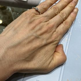 【FRAU KOBE JAPAN(フラウ コウベ ジャパン)の口コミ】 センターにダイヤモンドが大きくあって
その周りにも可愛いダイヤモンドが…