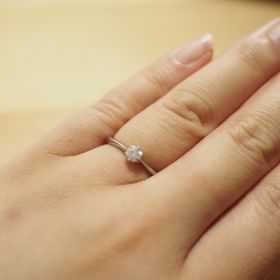 【ラザール ダイヤモンド(LAZARE DIAMOND)の口コミ】 台座の高さがあまり高くなく、普段つけていても引っ掛かりが少ないところ…