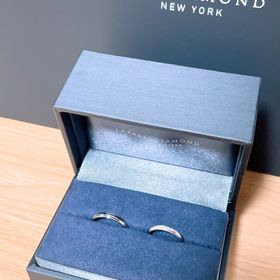 【ラザール ダイヤモンド(LAZARE DIAMOND)の口コミ】 ストレートデザインだが角ばってない、丸みのあるデザインで手に似合いや…