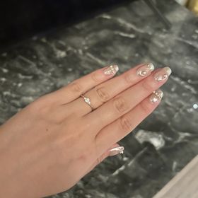 【GALA JEWELRY(ガラジュエリー)の口コミ】 【指輪のデザインについて】
中心のダイヤの両脇に小粒のダイヤがあり、カ…