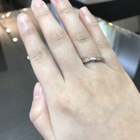 【俄(にわか)の口コミ】 プラチナ素材なので金属アレルギーがある方でもだいたい安心です。デザイ…