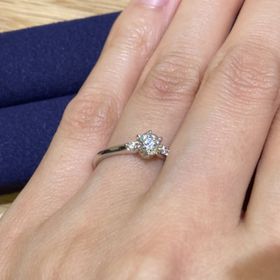 【Foulason(フレゾン)の口コミ】 Foulasonという花モチーフの指輪にしました。色々ある中私はパンジーにし…