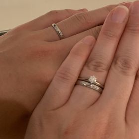 【銀座ダイヤモンドシライシの口コミ】 プラチナで前後でデザインが違う為その日の気分で回して決めれます。上下…