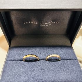 【ラザール ダイヤモンド(LAZARE DIAMOND)の口コミ】 18kゴールド
男性の物は表側にデザイン性があり
女性の物は5つのメレダイ…