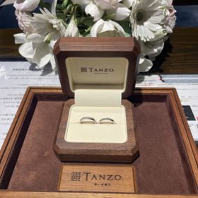 【TANZO.(鍛造指輪)の口コミ】 ダイヤを美しくあしらってもらいました。全く同じでないけれど、夫婦で同…