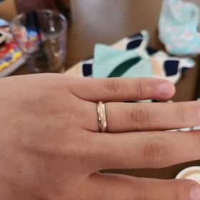 【eduard G. fidel(イージーエフ)の口コミ】 デザインと付け心地で選びました。
他と被らず、シンプルっぽいですが独特…