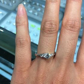 【宝寿堂(ほうじゅどう)の口コミ】 ボリュームのあるメレダイヤが左右3石づつ入っているため、上品なのに豪華…